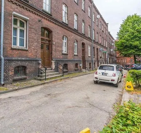 Przy Placu Zebran Ludowych